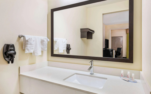 Days Inn & Suites by Wyndham Katy