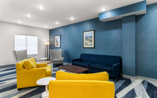 Comfort Inn & Suites near Tinley Park Amphitheater