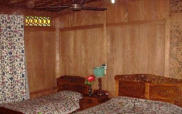 Royal Dandoo Palace - House Boat