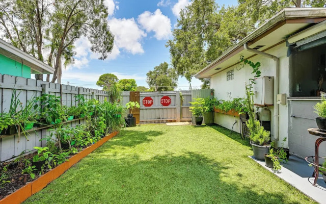 Outdoor Entertainment Area: Clearwater Condo!