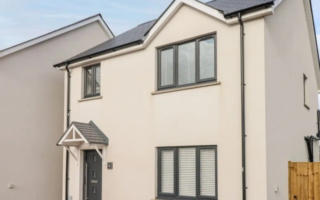 Lunaroxx, 6 Meadow Gardens, Kilgetty