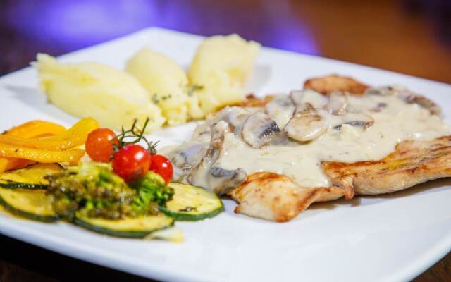 Hosteria Jardines de Chamana