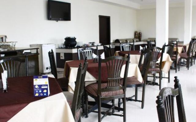 OYO Premium Near Sdm Court the Mall
