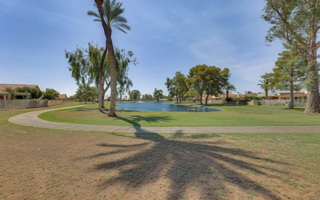 Sun Lakes Home: Fire Pit, Patio, Grill!