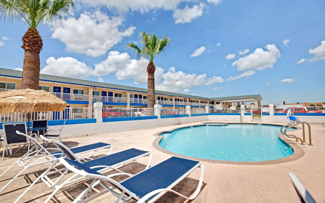 Days Inn by Wyndham Baytown Garth Road I10 East