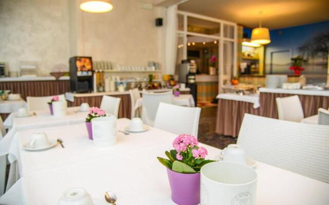 Hi Hotels Sirmione - Lakeview Pool