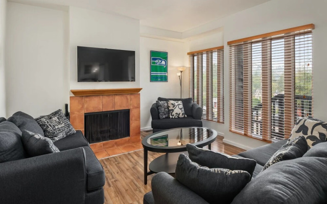 Seattle Vacation Home: The Hawks' Nest