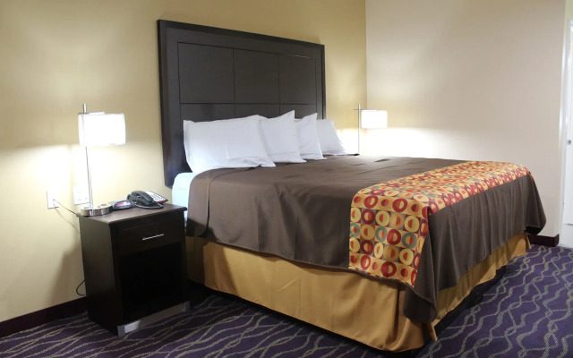 Express Inn & Suites - Bush Airport