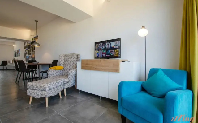 2 Bed Apartment w Distant Sea and Country Views