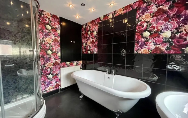 Impeccable 2-bed Apartment in Scarborough