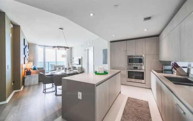 Fantastic 2BR Condo at Hollywood