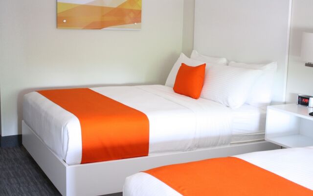 Schoenbrunn Inn & Suites