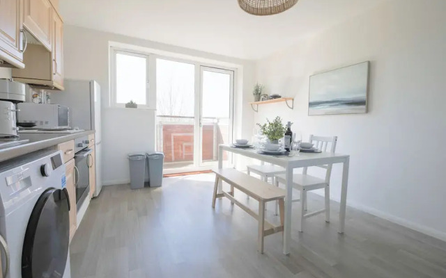 2 Bed Apartment Overlooking Water