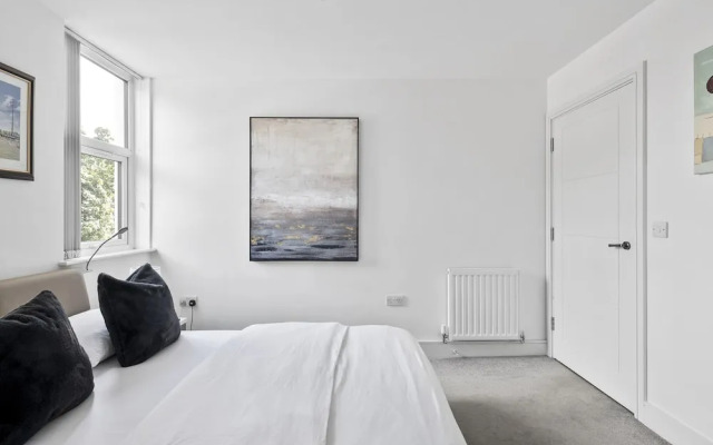 Luxurious 2 Bedroom Apartment With Free Parking