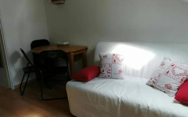 Studio mansardé 18 m2 climatisé avec piscine privée