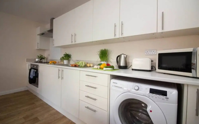 Stayzo Castle Point 6 Apartment - Premier Lodge