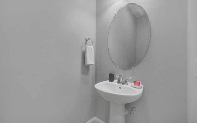 Vibrant Townhome w Private Pool, near Disney