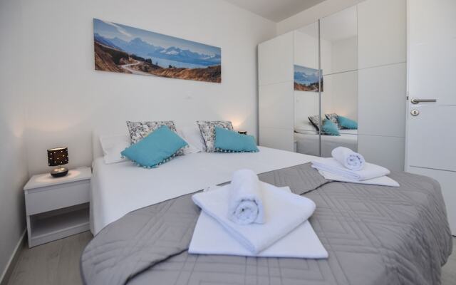 Funtastic C Apartment with Pool and Terrace