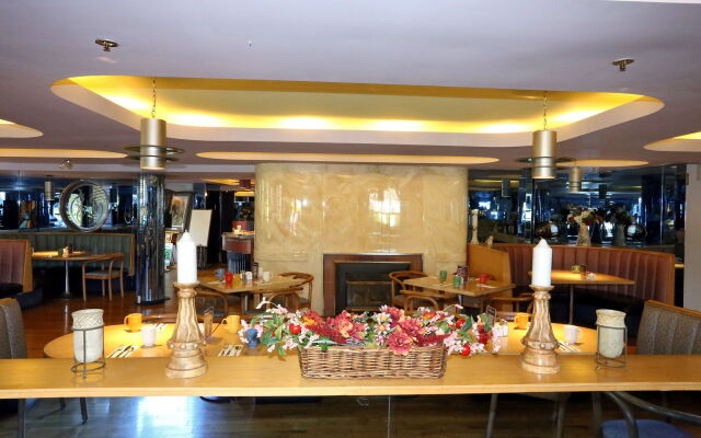 James Bay Inn Hotel & Suites