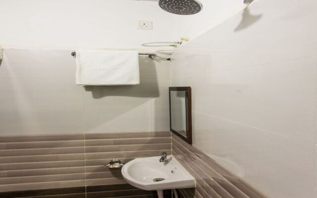OYO 12161 Hotel Madhur Inn