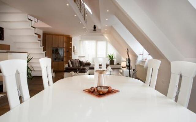 Riverside flat with King Castle view