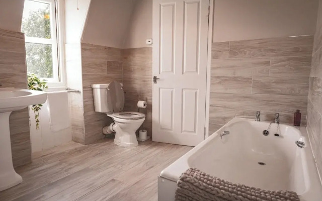 Spacious 4 Bedroom Flat in Stirling