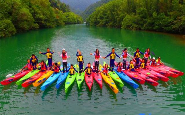 Huizhou Nankunshan Chuyi Designer Parent-child Theme Pool Hot Spring Villa