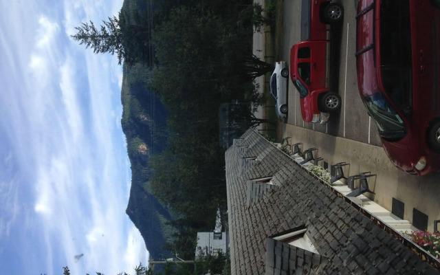 Pines Motel