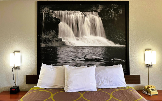Super 8 by Wyndham Vincennes
