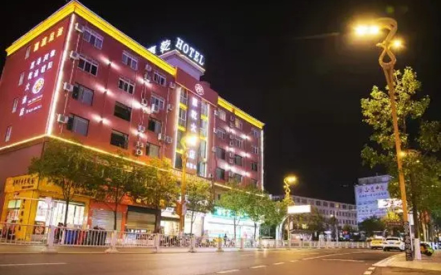 Huiqian Hotel (Zhaotong Fortune Store)