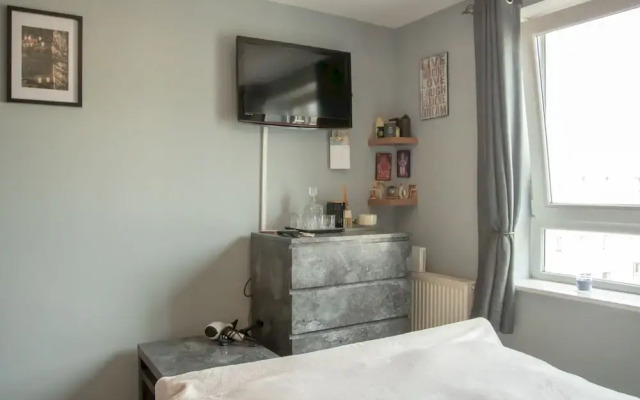 2 Bedroom Flat With Views of Castle
