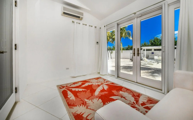 Ocean Front 7-bedroom 7-bath Sunset Views Malmok!