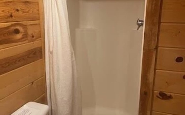 Ridgeview Retreat Seclude Cabin Includes Wifi, Cable, and Charcoal Grill by Redawning