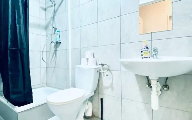 Stylish Shared 3-Bedroom Stay Near City