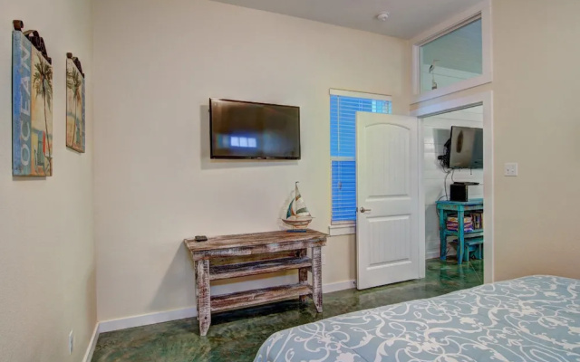 Family friendly Parrotdise Home in Pirates Bay by Redawning