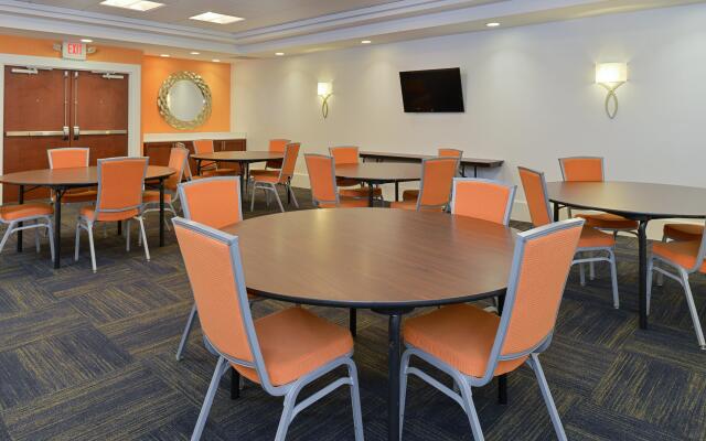 Holiday Inn Express Hotel & Suites Terre Haute, an IHG Hotel