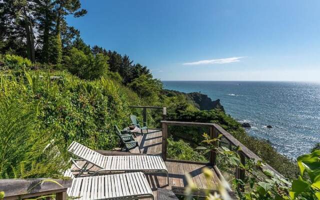 Turtle Rocks Oceanfront Inn