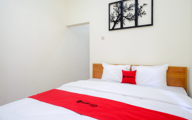 RedDoorz near Rita Supermall Purwokerto 2