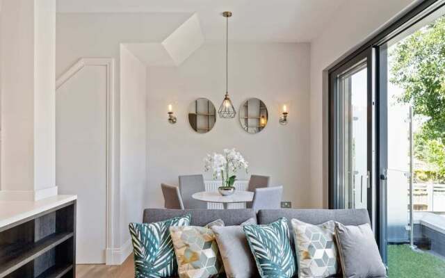 Designer 1-bed Flat W/juliet Balcony nr Wimbledon