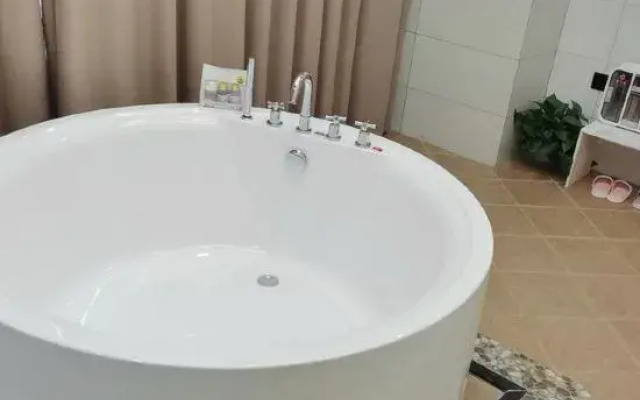 Pingjiang Qihang Theme Hotel