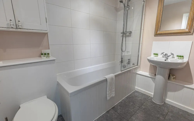 Bright 2 BR Battersea Flat With Great Location