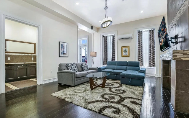 Elegant 4BR Condo in Downtown