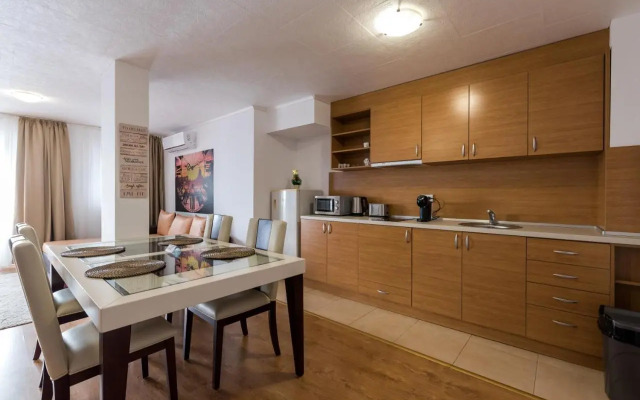 Modern & Cozy 2BD Apartment with Mountain View
