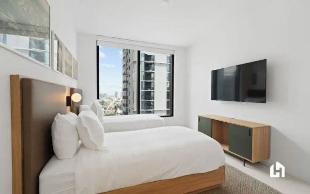 Stylish Apartments with Partial Ocean Views in Downtown
