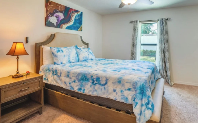 Tavares Retreat w/ Covered Patio & Private Yard