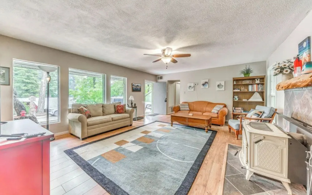 Central Cloudcroft Retreat w/ Wood-burning Stove!