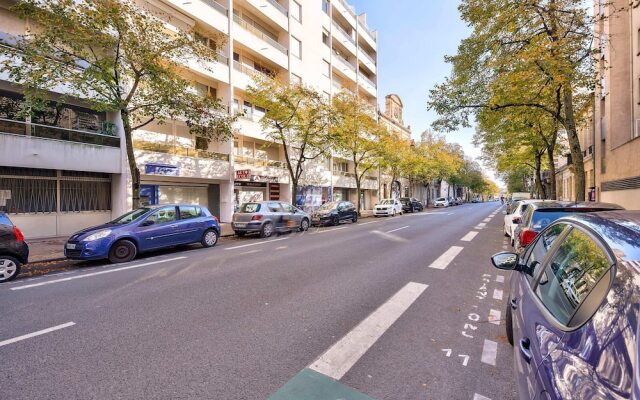 Apartment For 4 People With Balcony Bordeaux