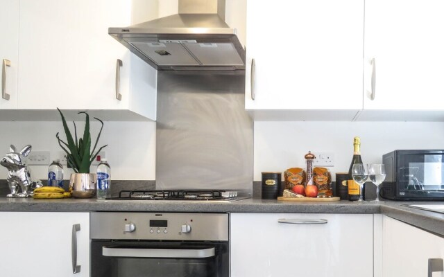 Tudors eSuites Birmingham House Private Garden Free Parking