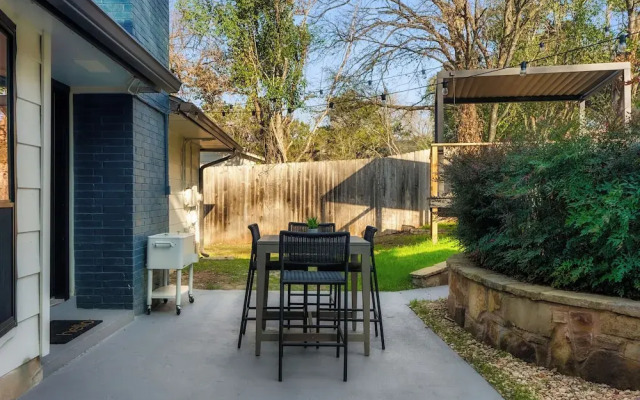 Luxury Zilker Home Pool Hot Tub Kitchen