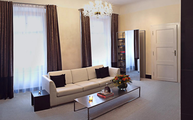 Old Town Square Residence by Emblem